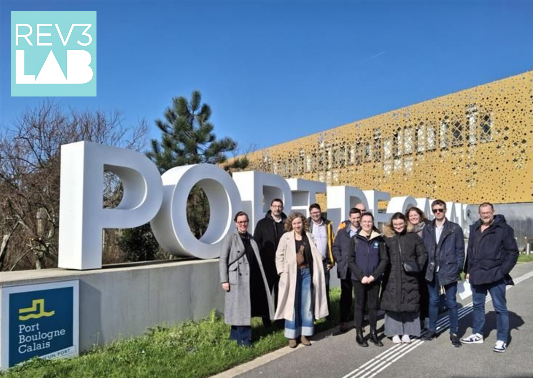 Groupe de professionnels devant le bâtiment du Port Boulogne Calais lors d’une visite organisée avec REV3LAB